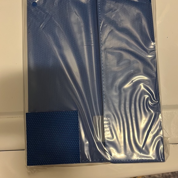 Brookstone, mini Bluetooth keyboard with tech grip case for iPad mini tablet - Picture 5 of 6